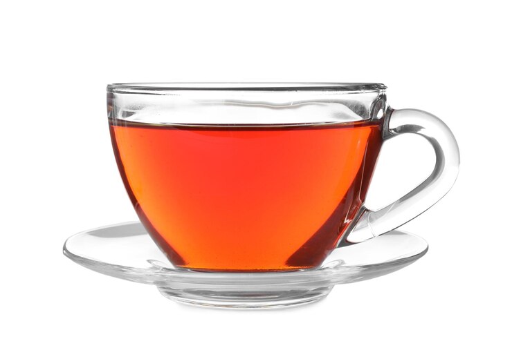 Foto copo de chá de rooibos aromático isolado em branco