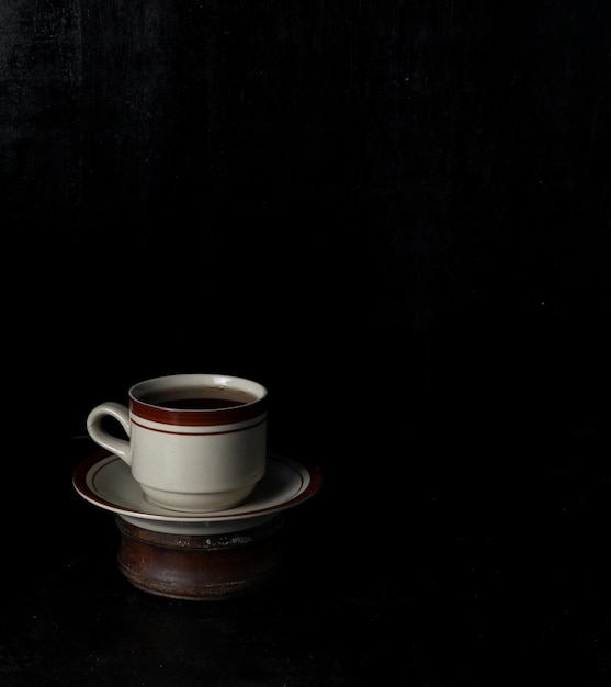 Copo de chá isolado em um fundo preto
