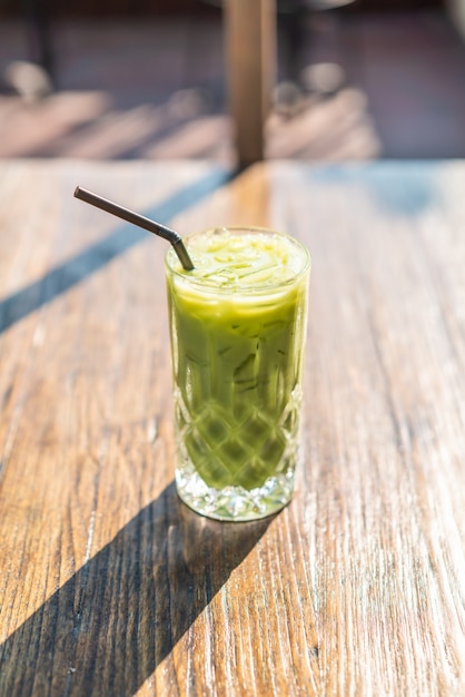 Copo de chá verde matcha gelado em cima da mesa