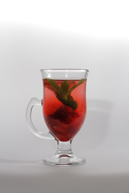 copo de chá vermelho com hortelã