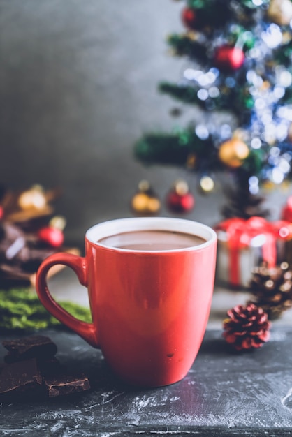 copo de chocolate quente com decoração de natal