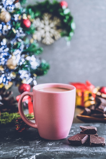 copo de chocolate quente com decoração de natal