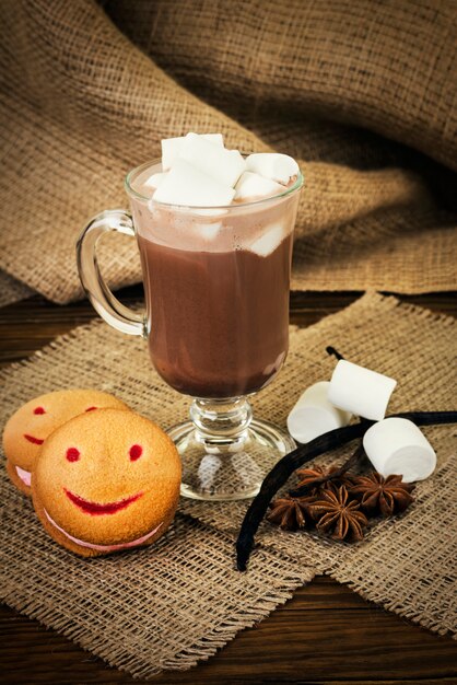 Copo de chocolate quente com marshmallows e biscoitos