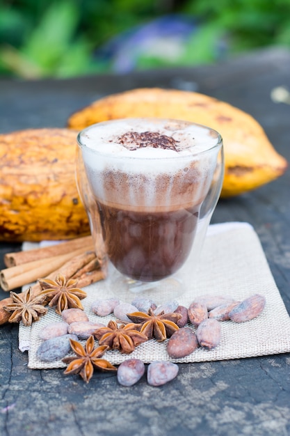 Copo de Chocolate Quente na mesa de madeira