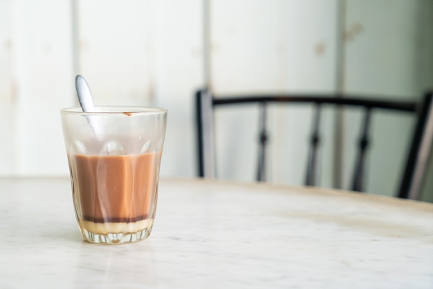 copo de chocolate quente na mesa