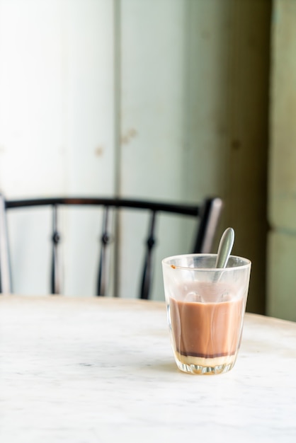 copo de chocolate quente na mesa