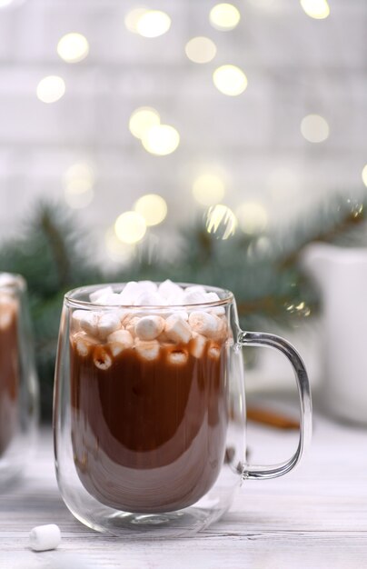 Copo de chocolate quente no bokeh dourado, bebida quente de ano novo