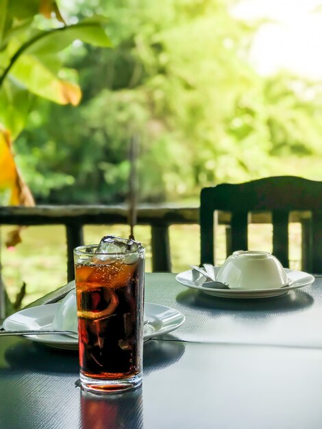 copo de coca-cola com gelo