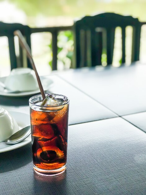 Copo de coca-cola com gelo