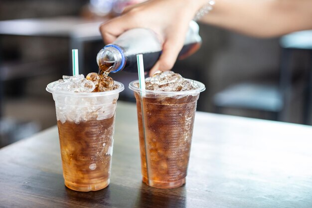 Copo de coca-cola com gelo