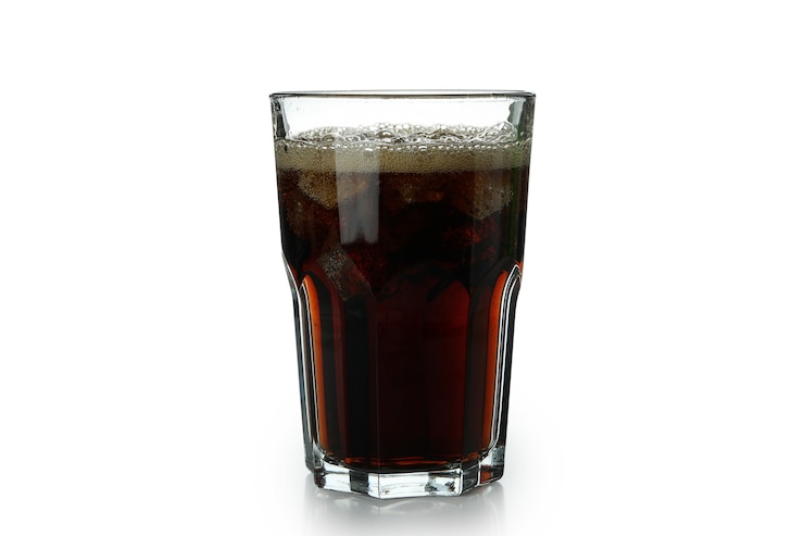 Foto copo de coca-cola e cubos de gelo isolados na superfície branca