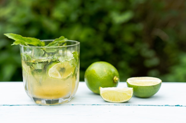 Copo de cocktail Mojito com limão e hortelã