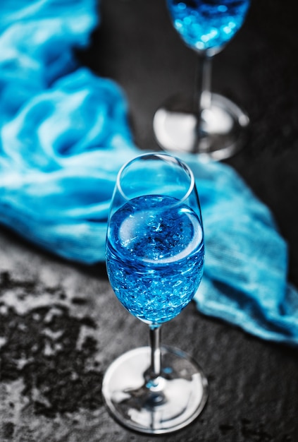 Copo de coquetel com o Blue Hawaii. Cocktail alcoólico havaiano azul