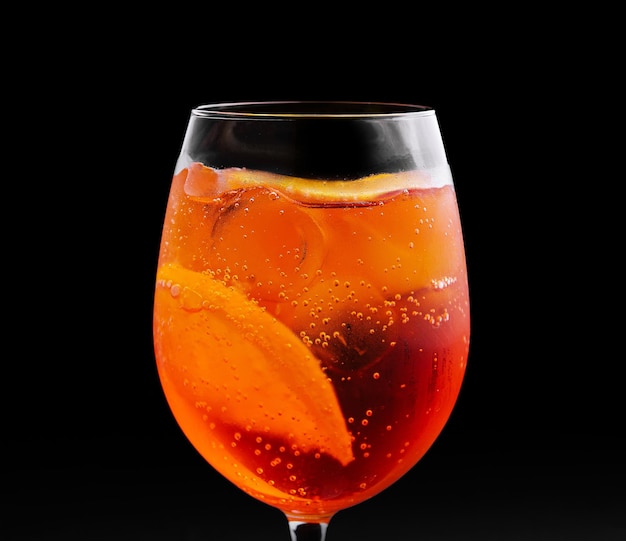 Copo de coquetel de aperol spritz em fundo preto