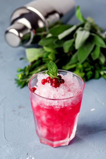 Copo de coquetel frio com Cranberry Vodka Mint Blue background Bebida de verão