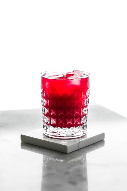 Copo de coquetel vermelho com festa de bar de luxo de gelo