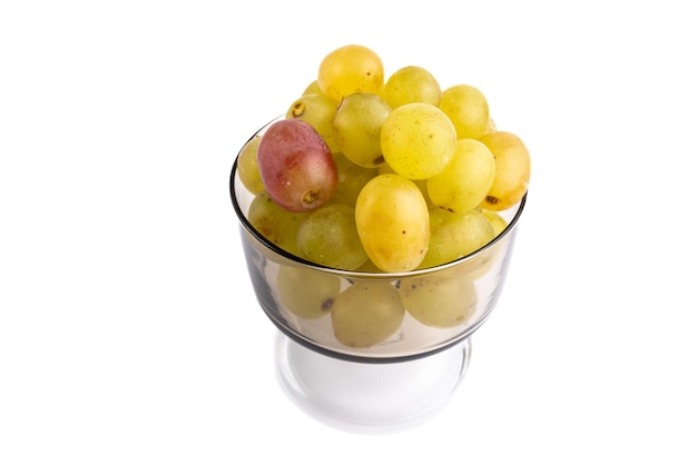 Copo de cristal com uvas.