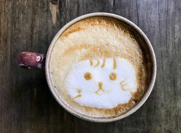 Copo de latte cafe na mesa de madeira