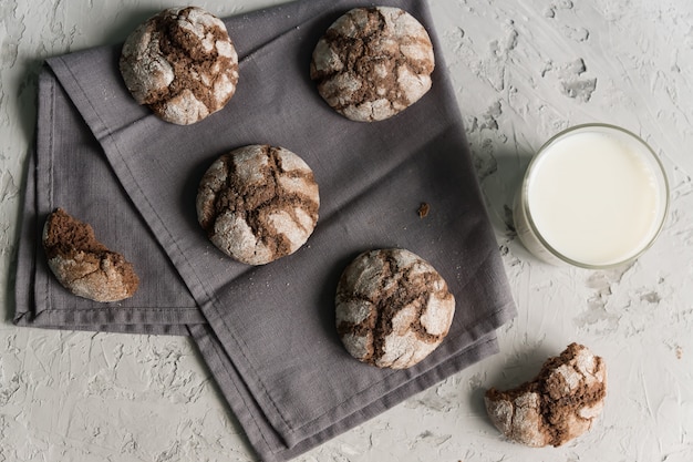 Copo de leite com biscoitos de chocolate craked sobre um fundo cinza. estilo rústico