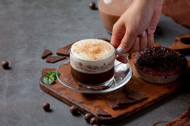 Copo de leite com chocolate na superfície escura.