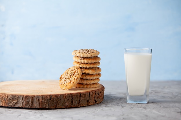 Copo de leite e biscoitos caseiros