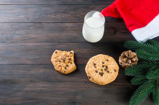 Copo de leite e biscoitos com chocolate para o Papai Noel