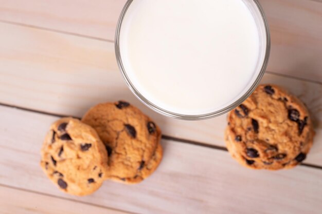 Copo de leite e biscoitos marrons com chocolate Biscoitos saudáveis de aveia e conceito de café da manhã de xícara de leite