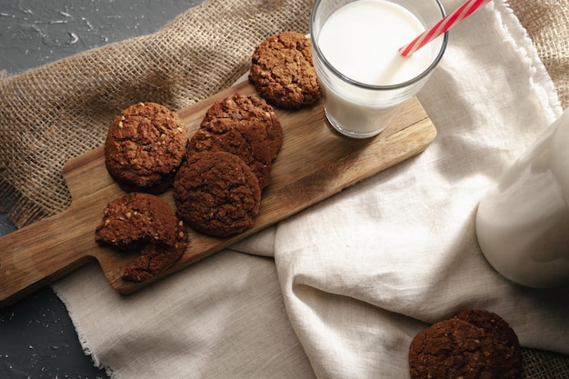 Copo de leite e biscoitos na mesa