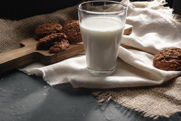Copo de leite e biscoitos na mesa