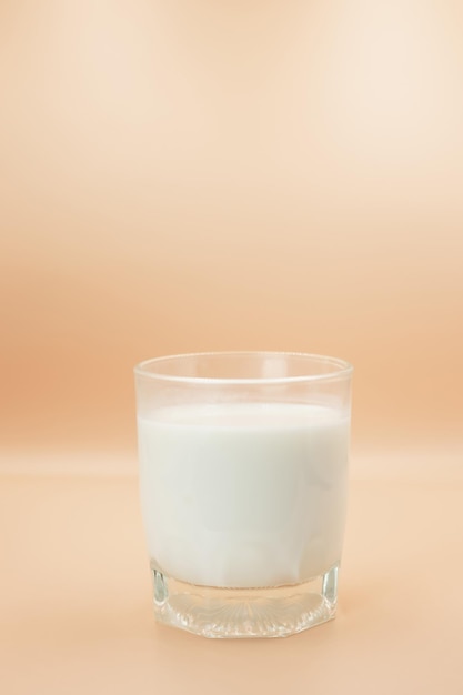 Copo de leite Isolado em um fundo colorido Closeup de produtos lácteos Beba leite para uma boa saúde Leite de vaca bom produto de espaço de cópia social para texto