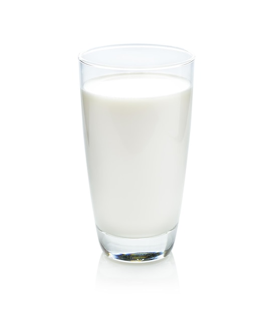 Copo de leite isolado no branco