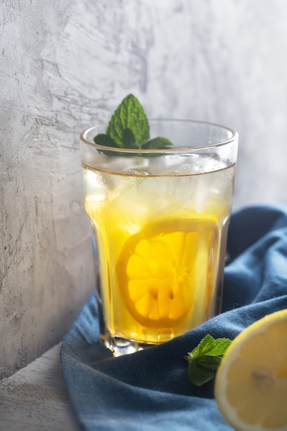 Copo de limonada caseira refrescante com gelo e hortelã