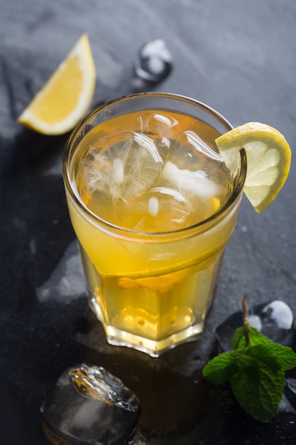 Copo de limonada caseira refrescante com gelo e hortelã