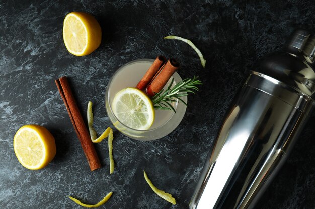 Copo de limonada com canela e alecrim na mesa esfumada preta