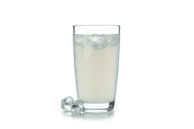 Copo de limonada com cubos de gelo isolado na superfície branca