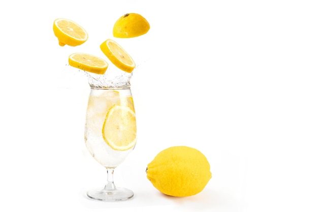 Copo de limonada com limão Isolado no fundo branco Bebida refrescante fria ou bebida com gelo
