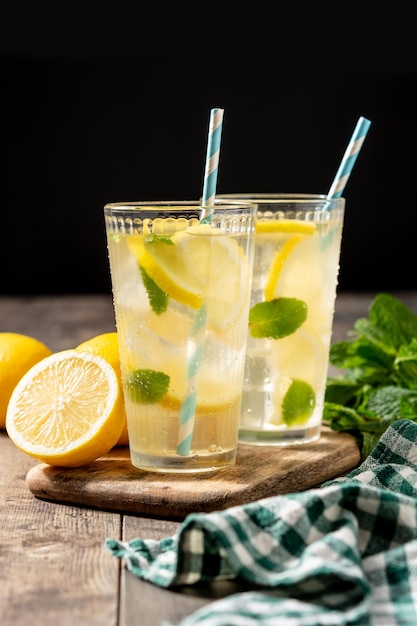 Copo de limonada fresca na mesa de madeira