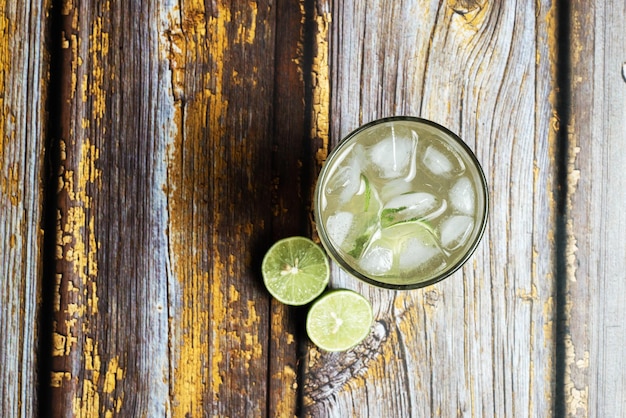 Copo de limonada gelada na mesa de madeira. Bebida gelada.