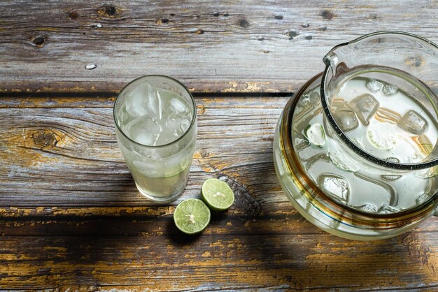 Copo de limonada gelada na mesa de madeira. Bebida gelada.