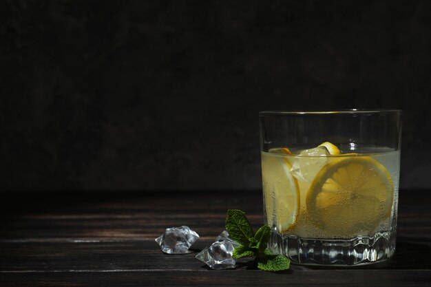 Copo de limonada na mesa de madeira, espaço para texto