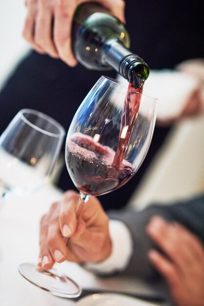 Foto copo de mãos e garçom servindo vinho para servir refeições ou trabalhar em restaurante para atendimento ao cliente trabalhador de mão de lanchonete fornecendo álcool em taças de champanhe para hospitalidade ou refeições requintadas