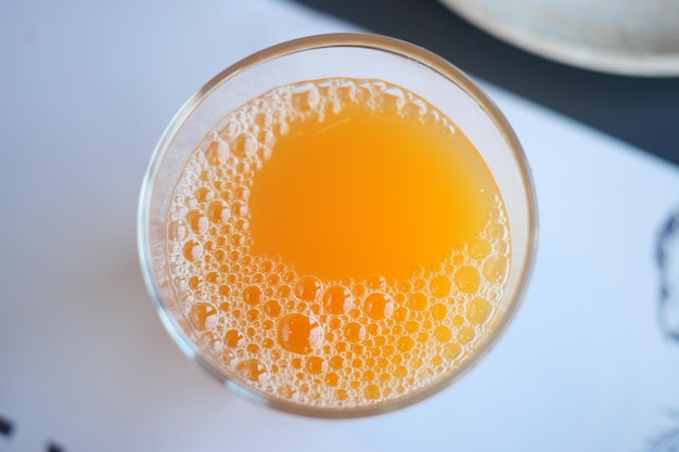 Copo de mesa de suco de laranja