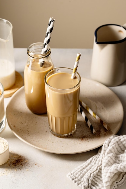 Copo de milk-shake de bebida de chocolate com proteína ou bebida refrescante de café foto de estilo de vida temperamental