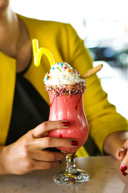 Foto copo de milk-shake de framboesa com chantilly e framboesas frescas