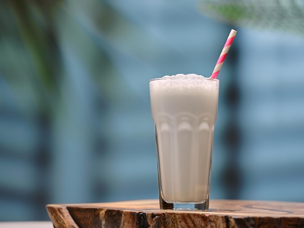 Foto copo de milk-shake em cima da mesa