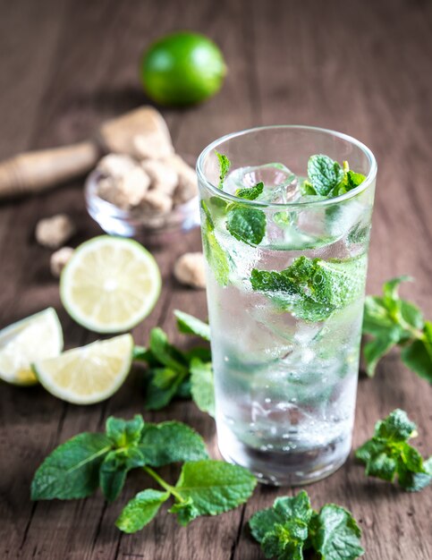 Copo de mojito com ingredientes