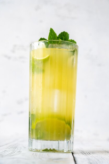 Copo de mojito de abacaxi no fundo branco