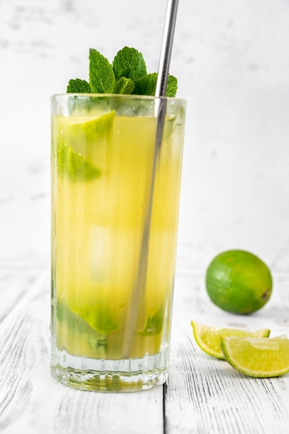 Copo de mojito de abacaxi no fundo branco