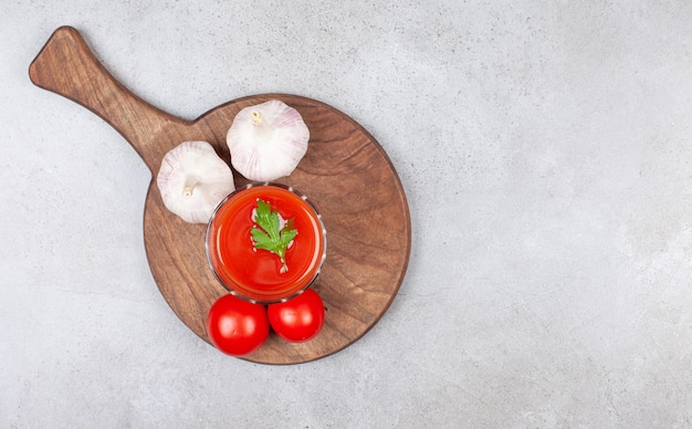 Copo de molho com tomate e alho