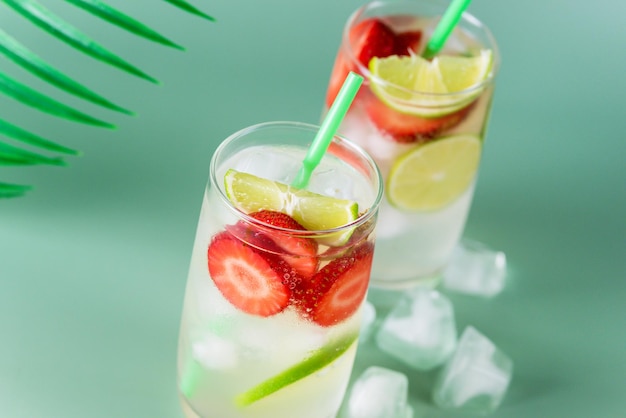 Copo de morango e limão saboroso e frio limonada verão bebida fria fundo verde